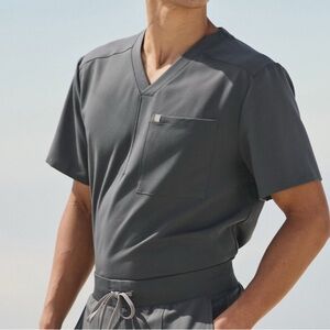 Men's Fabletics Helix 1-Pocket Scrub top in color Onyx